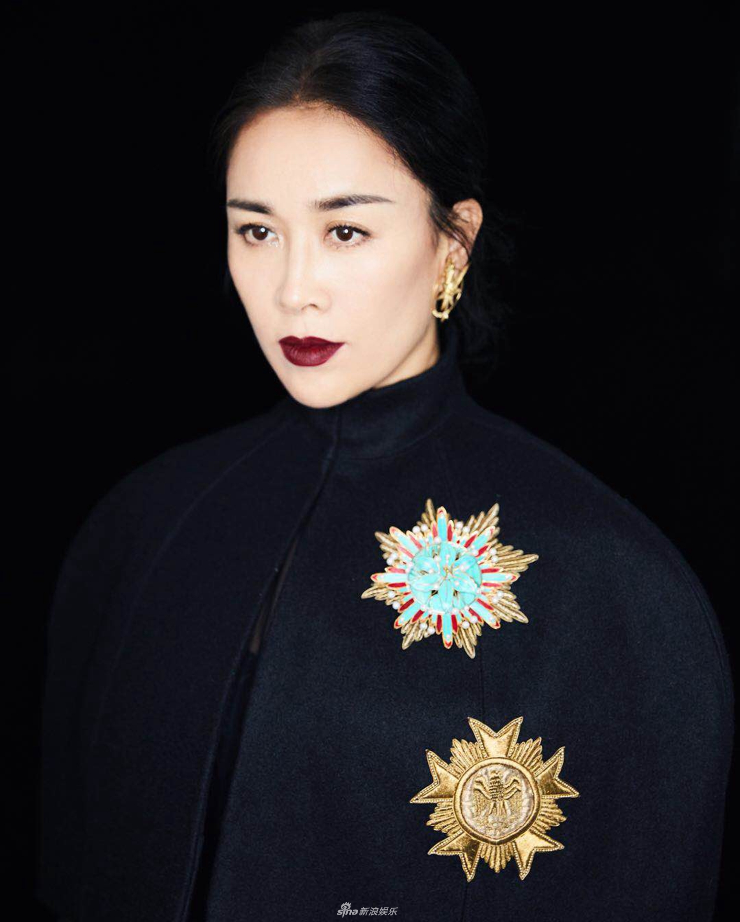 组图:那英黑色薄纱长裙配红唇显性感 美腿若隐若现秀蛮腰_高清图集