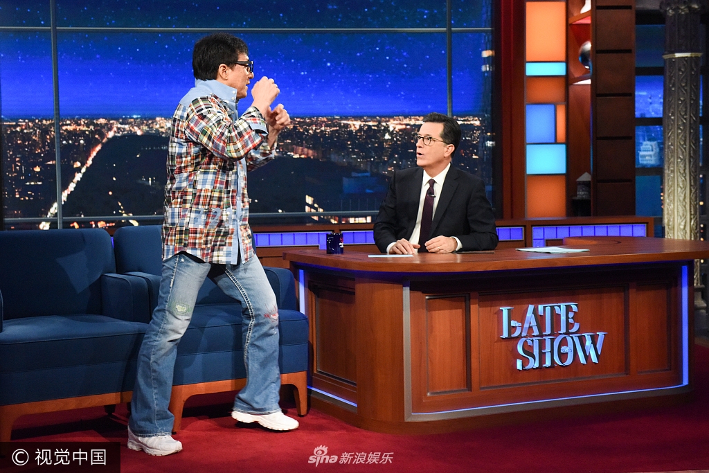 组图:成龙美国录节目大秀拳击 下一秒展无奈摊手表情包变萌叔