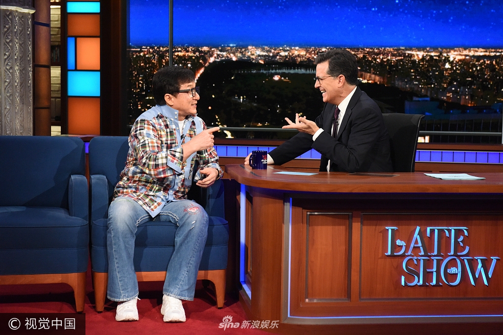 组图:成龙美国录节目大秀拳击 下一秒展无奈摊手表情包变萌叔