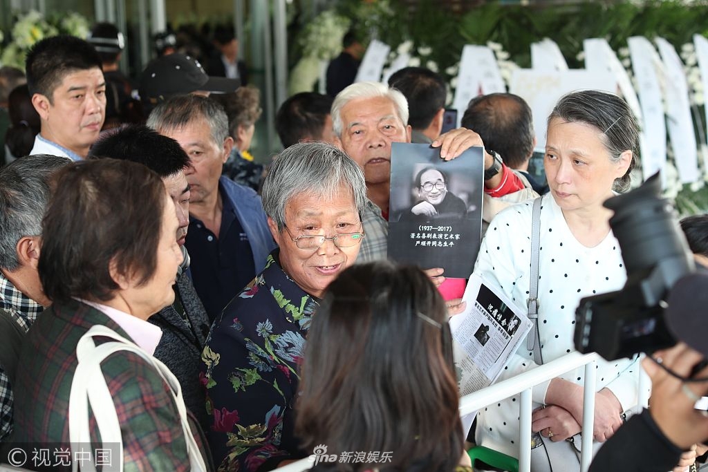 新浪娱乐讯 10月20日,严顺开老先生告别式在上海举行,各界人士纷纷