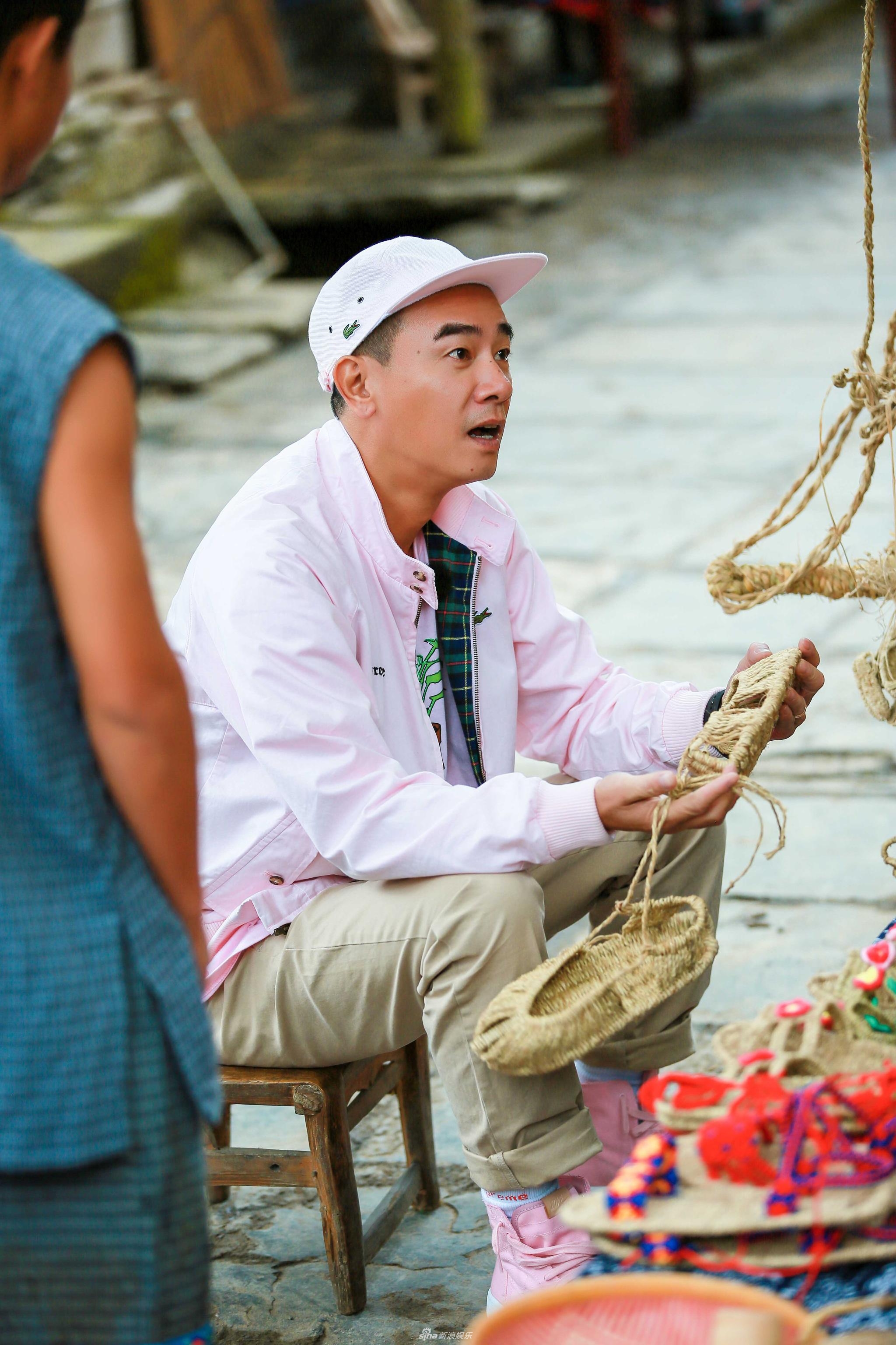 组图:大哥也有少女心!陈小春穿粉衣粉鞋录节目