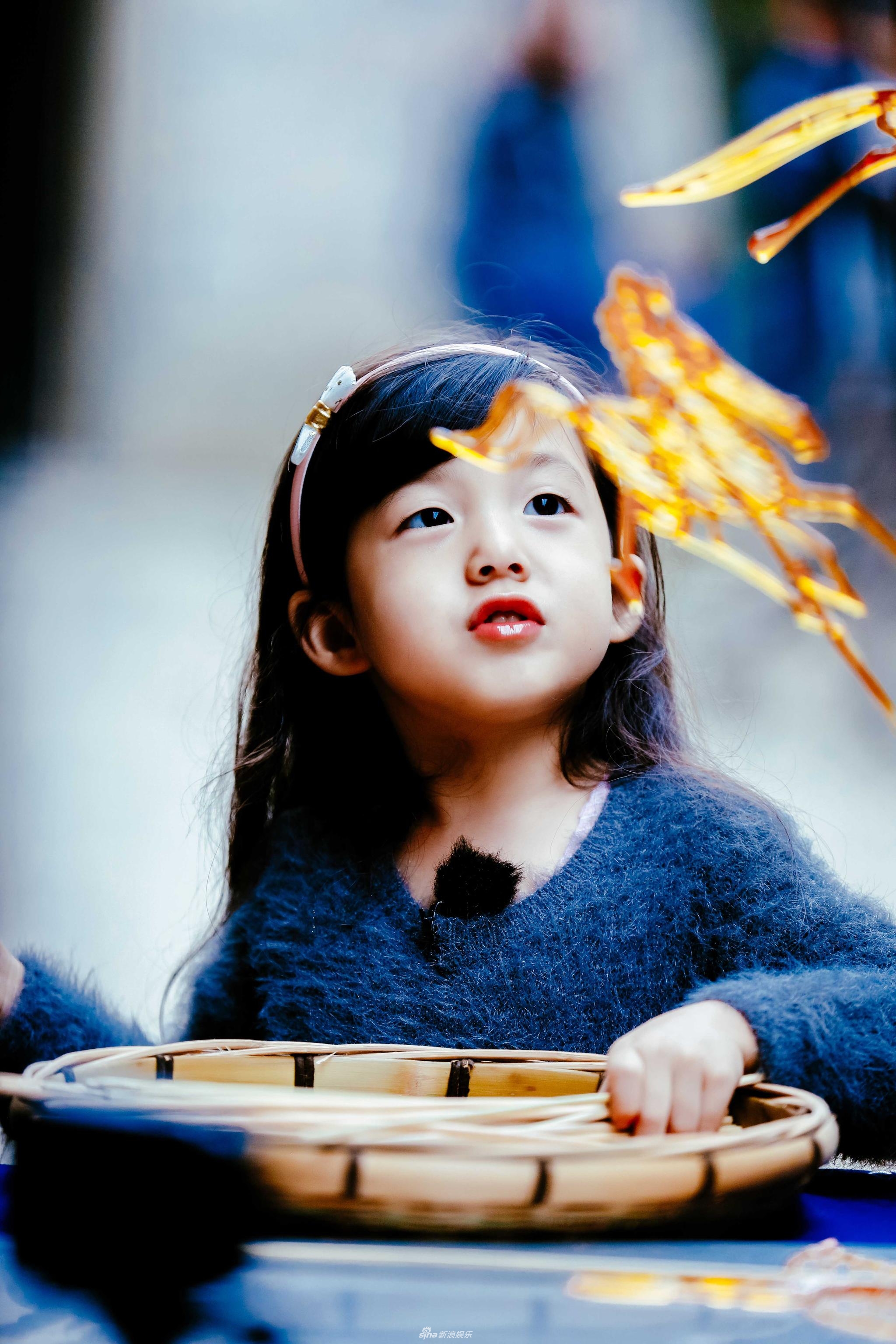 组图:小泡芙变身美食收割机全程吃不停 肉鼓鼓的小肚子分外可爱