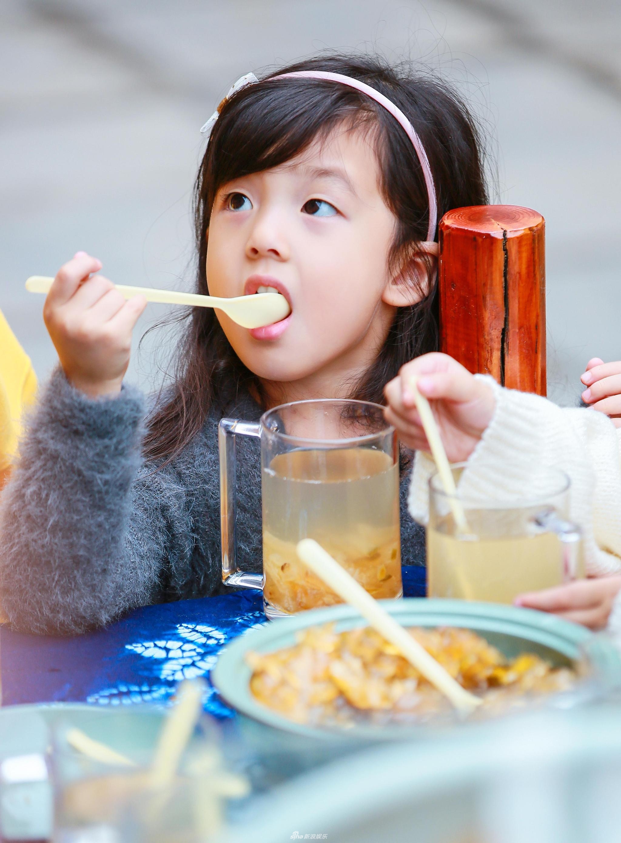 组图:小泡芙变身美食收割机全程吃不停 肉鼓鼓的小肚子分外可爱