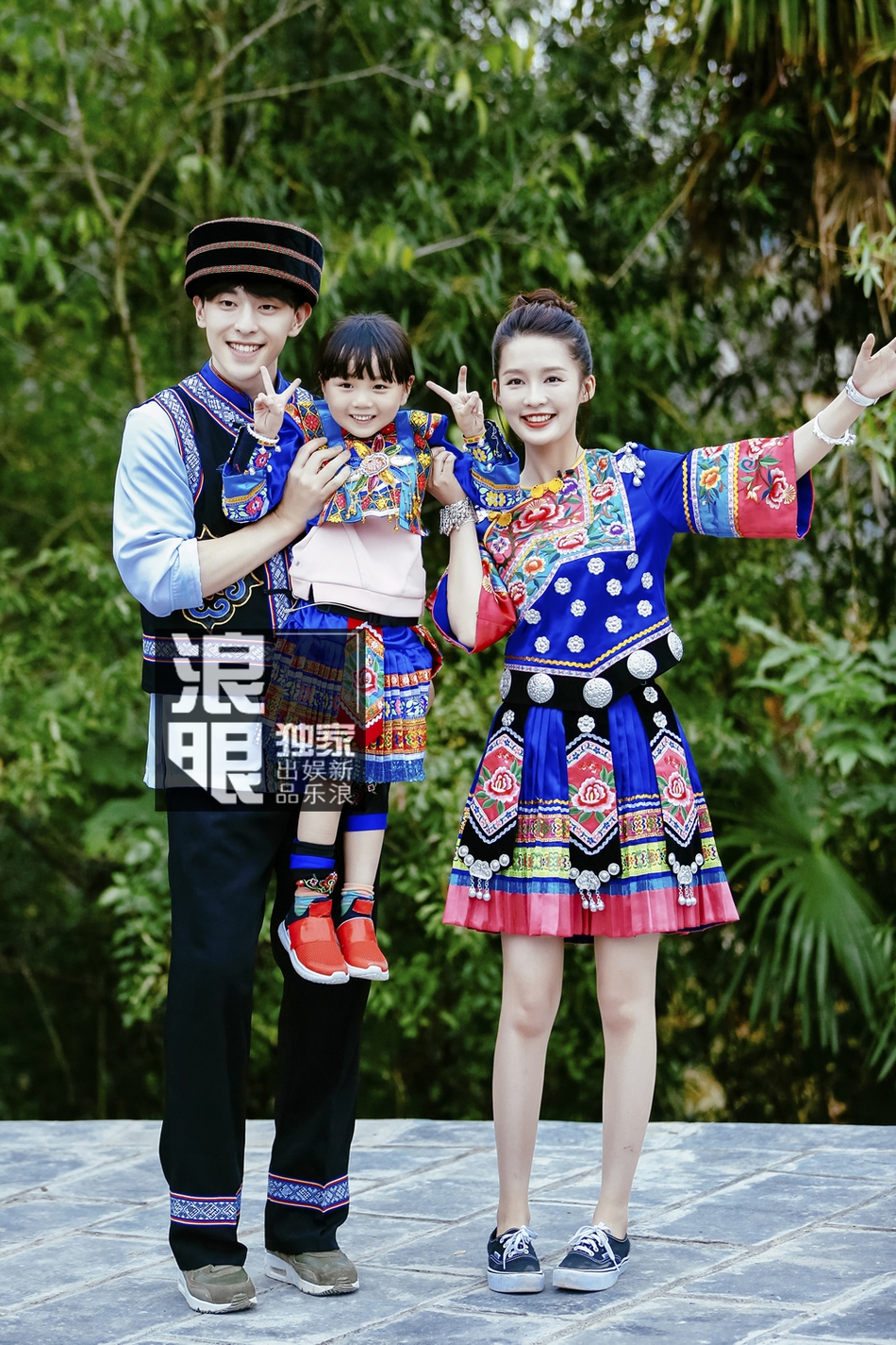 组图:实习妈妈上线!邓伦为李沁戴发饰温柔体贴 两人同框超养眼