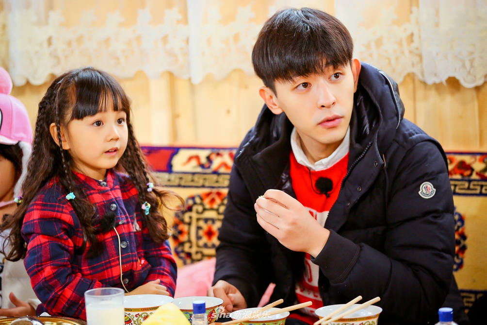 组图小山竹扎小麻花辫俏皮可爱亲手喂食邓伦爸爸感情深厚