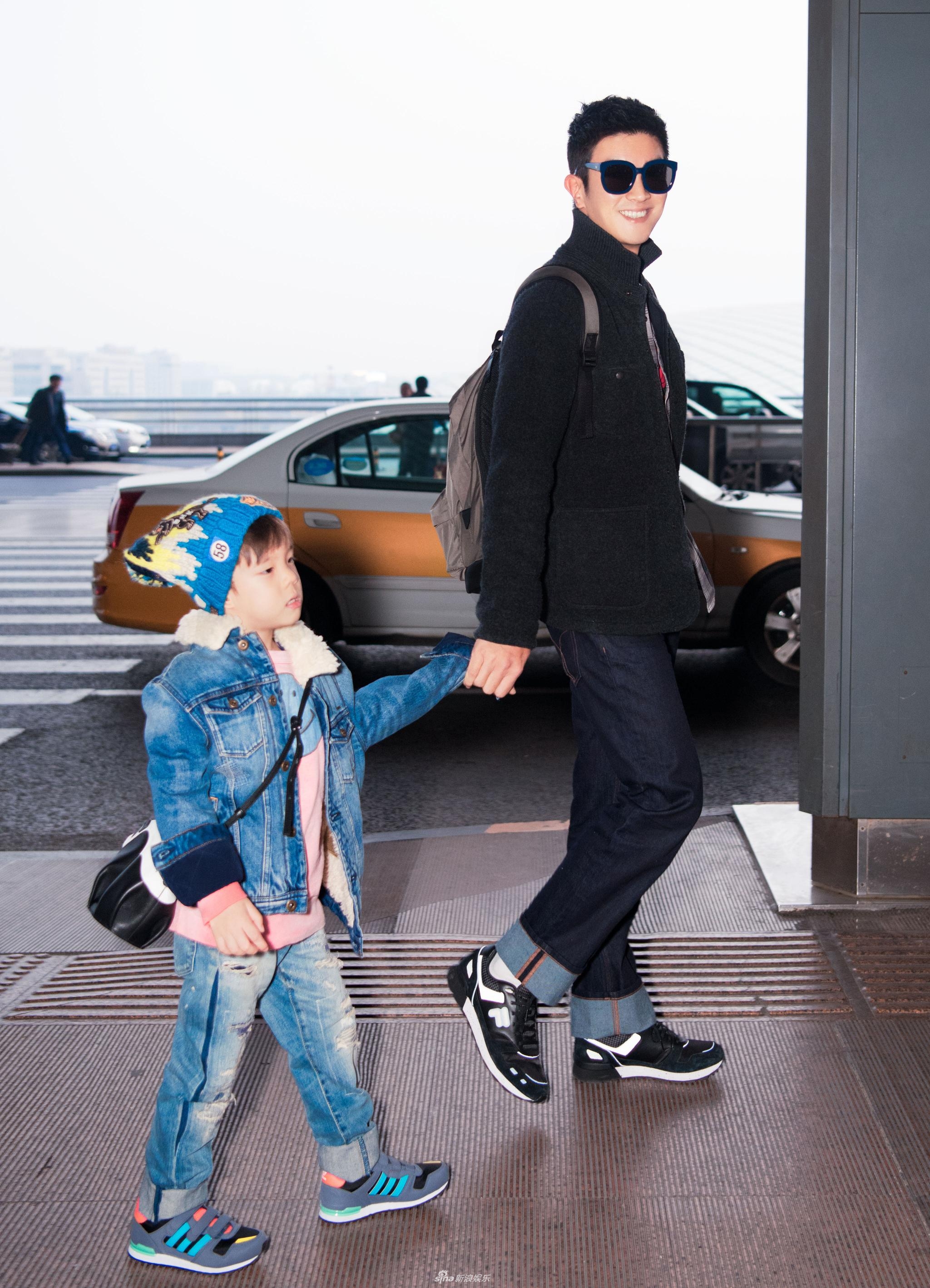 组图:杜江父子现身机场嗯哼仰头走路超霸气 对镜比v