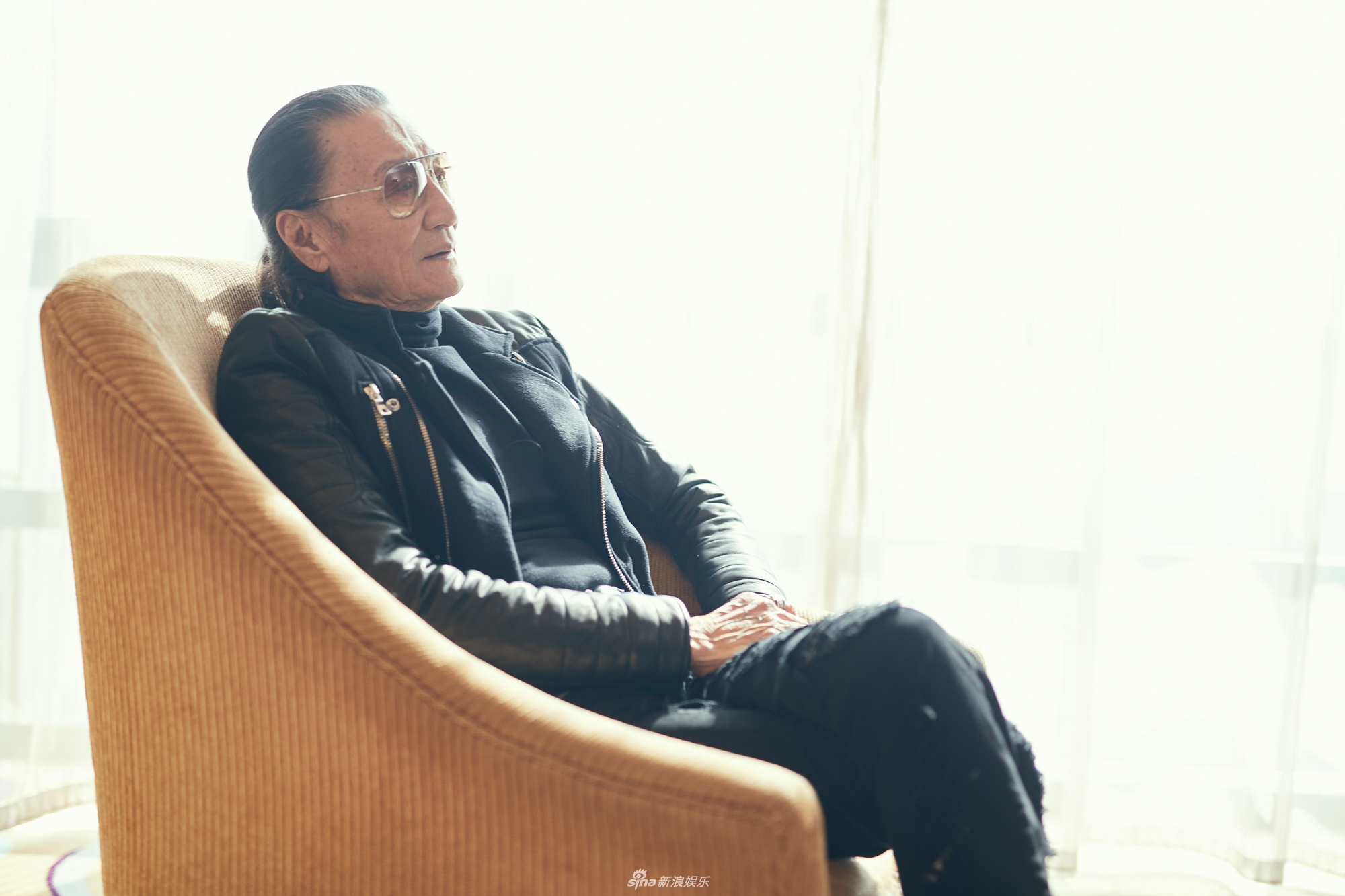 组图:81岁谢贤扎辫子带墨镜潮范儿十足 一身黑look身材超有型_高清