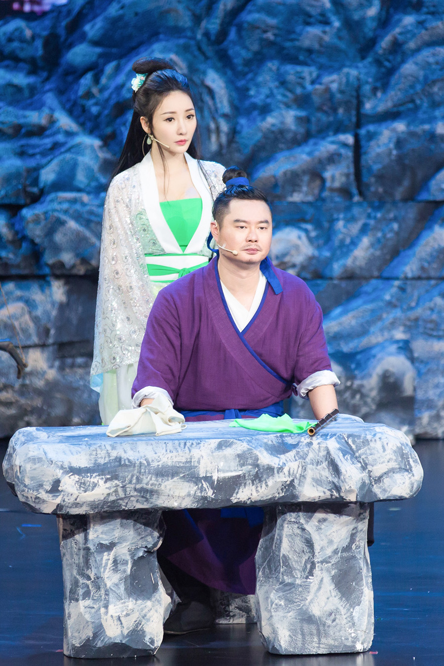 柳岩牵手魏翔亮相红毯 舞台上穿古装变仙女长发飘飘