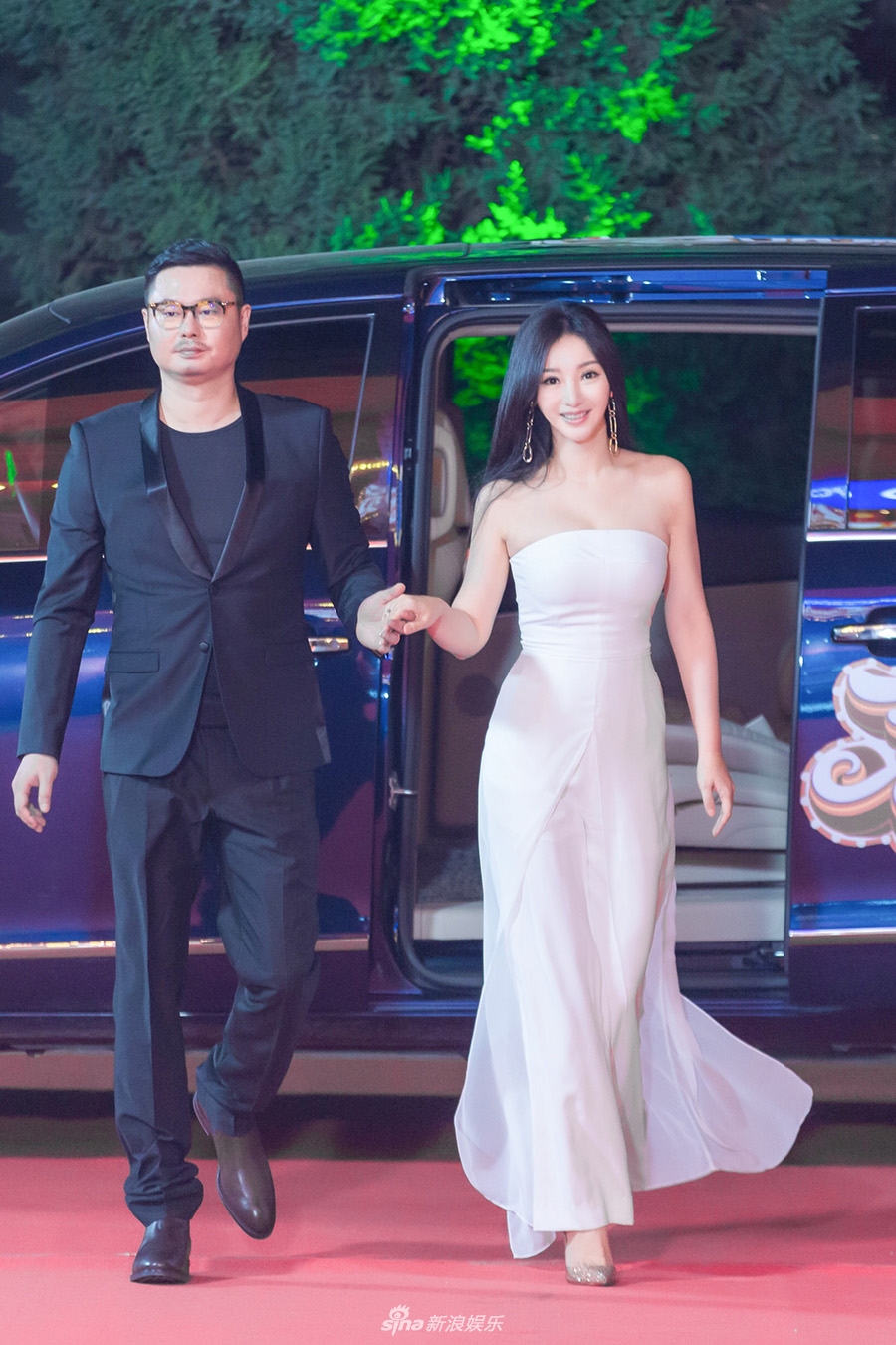 组图:柳岩牵手魏翔亮相红毯 舞台上穿古装变仙女长发飘飘