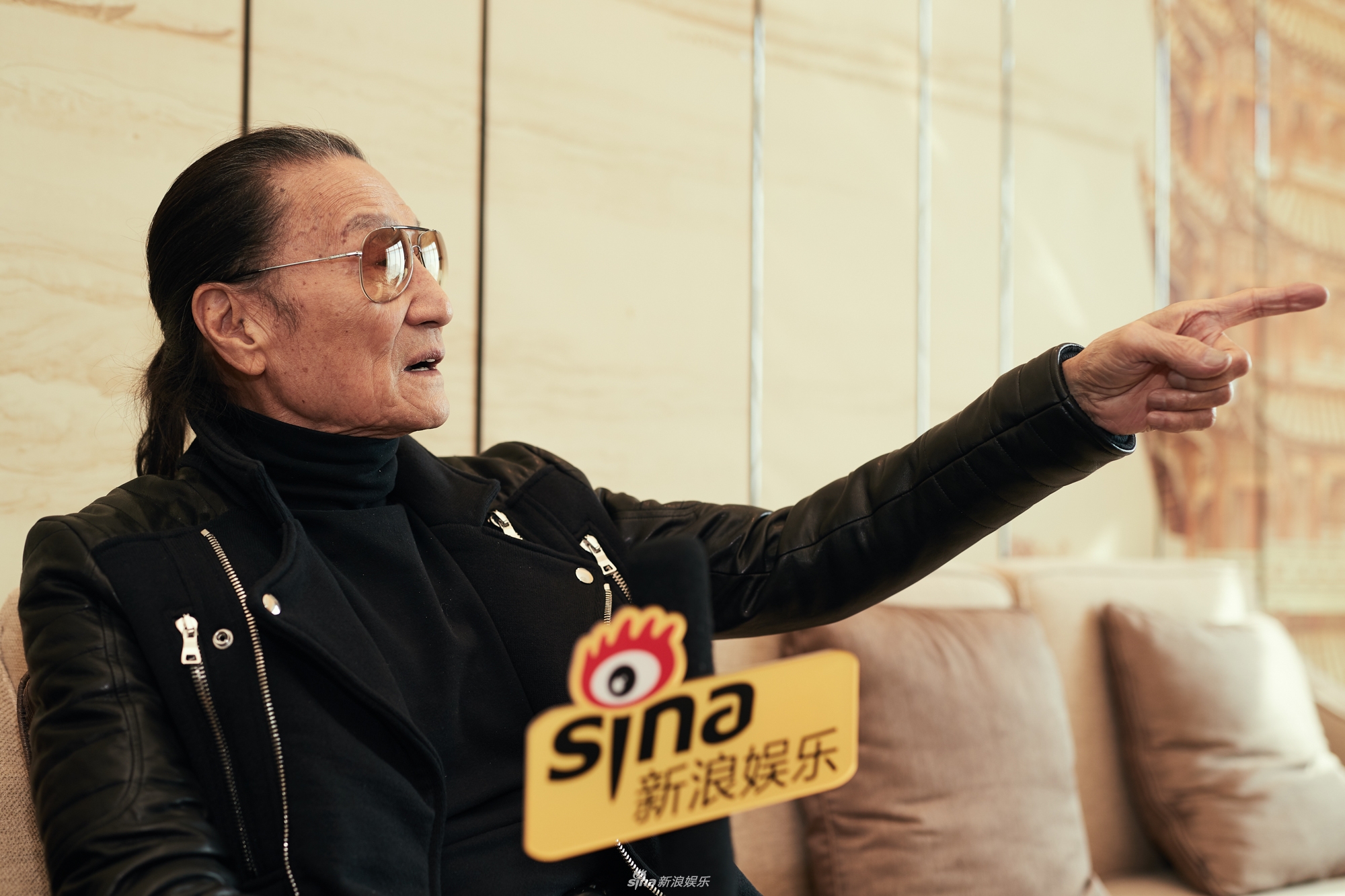 组图:81岁谢贤扎辫子带墨镜潮范儿十足 一身黑look身材超有型_高清