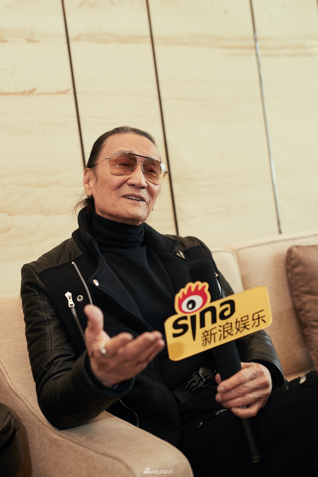 组图:81岁谢贤扎辫子带墨镜潮范儿十足 一身黑look身材超有型_高清