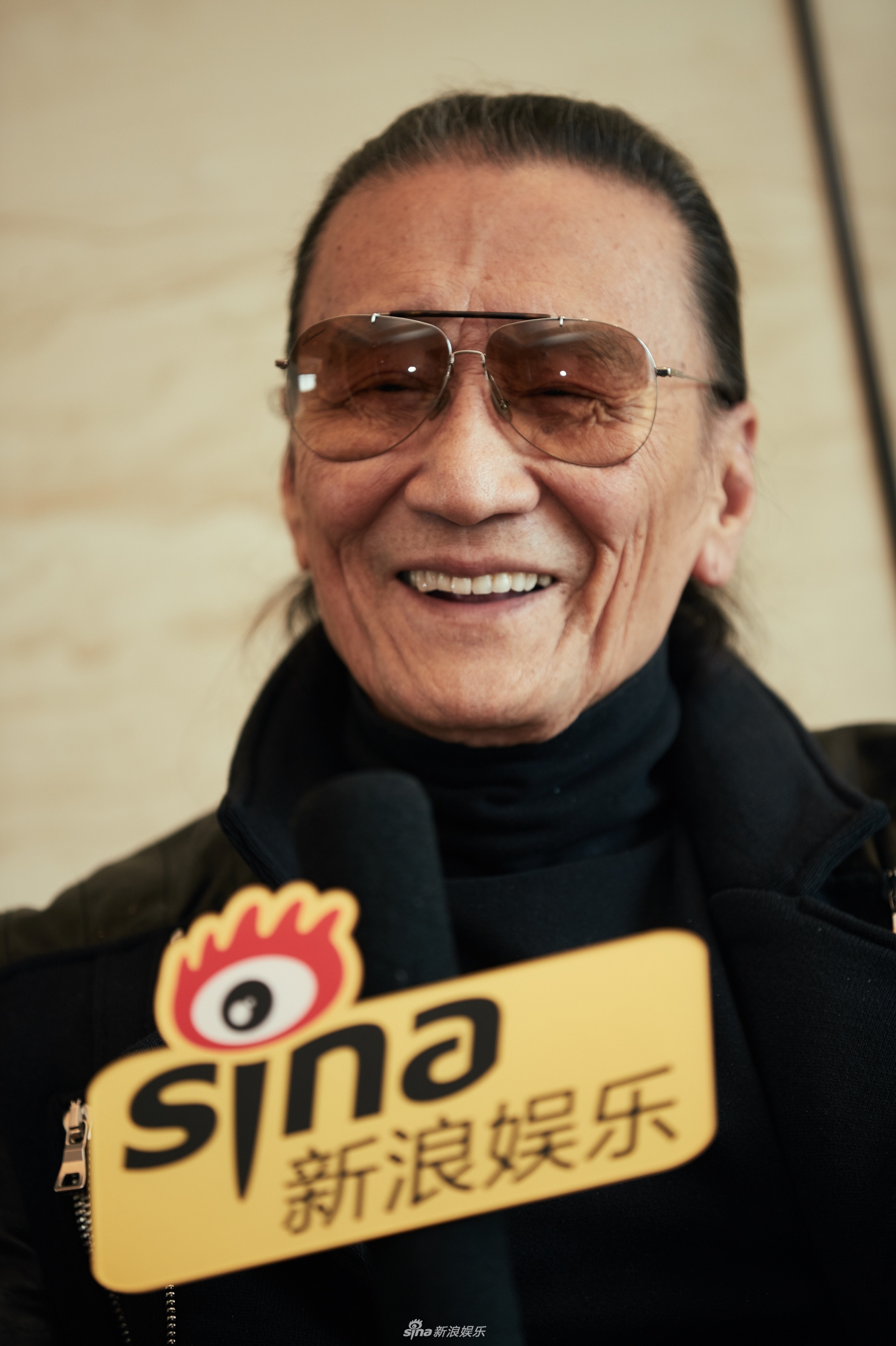 组图:81岁谢贤扎辫子带墨镜潮范儿十足 一身黑look身材超有型_高清