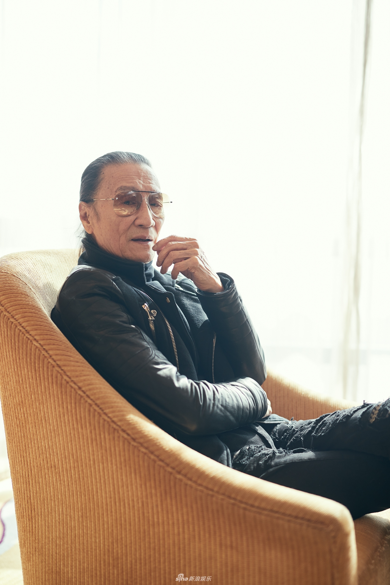 组图:81岁谢贤扎辫子带墨镜潮范儿十足 一身黑look身材超有型_高清