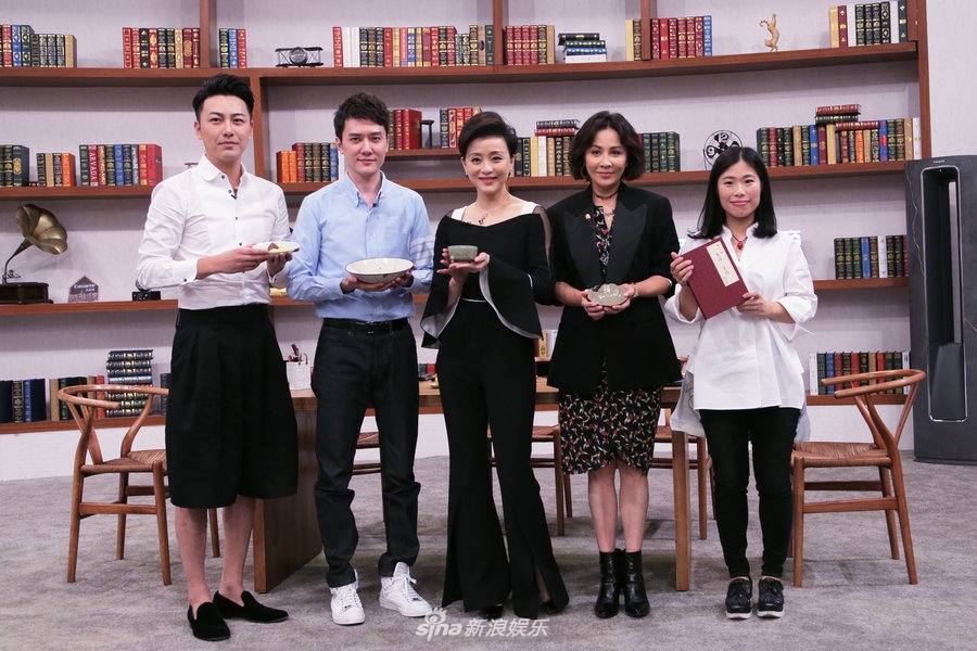 组图:杨澜喇叭裤展知性美 刘嘉玲碎花裙优雅气质足