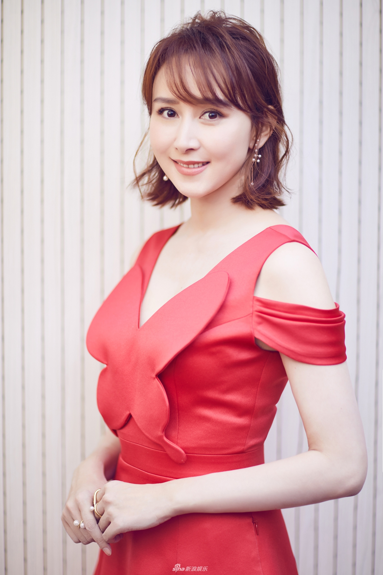 组图:胡静露肩红裙尽显雪肌 端庄甜笑气质十足_高清图集_新浪网