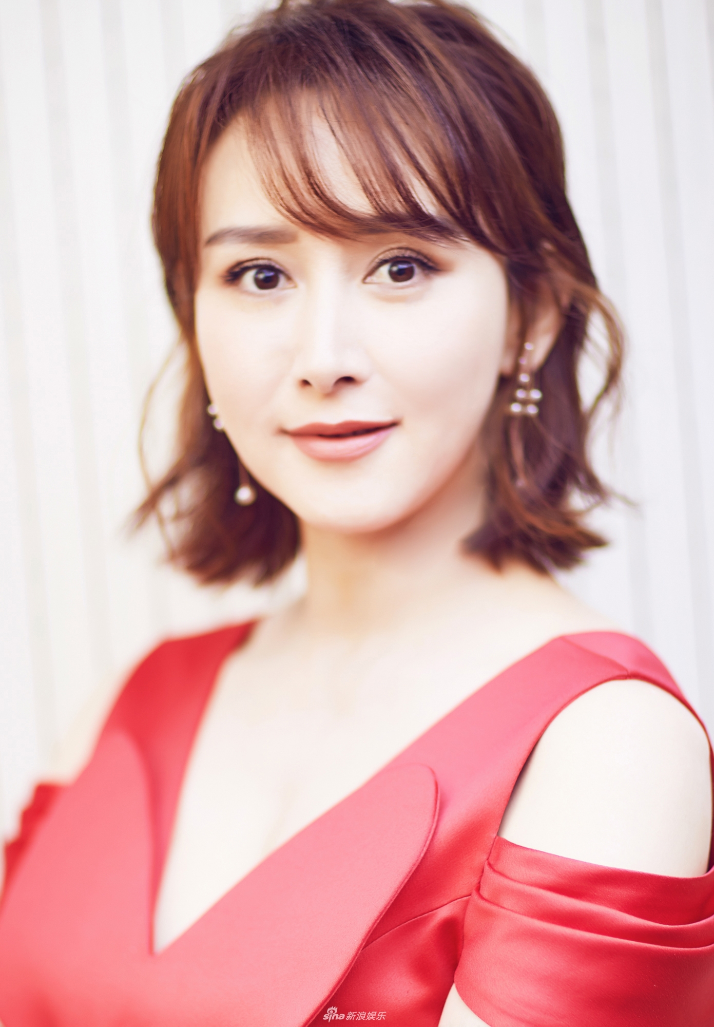 组图:胡静露肩红裙尽显雪肌 端庄甜笑气质十足_高清图集_新浪网