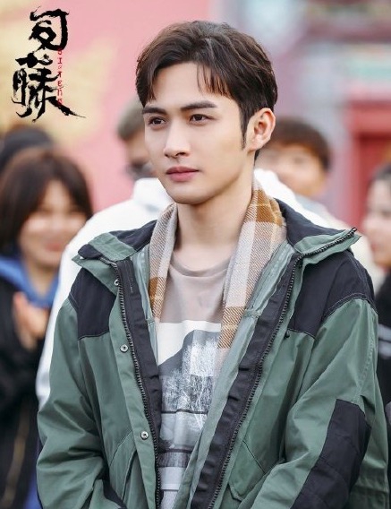 组图:《司藤》路透曝光 景甜波浪长发气质好张彬彬风衣帅气有型