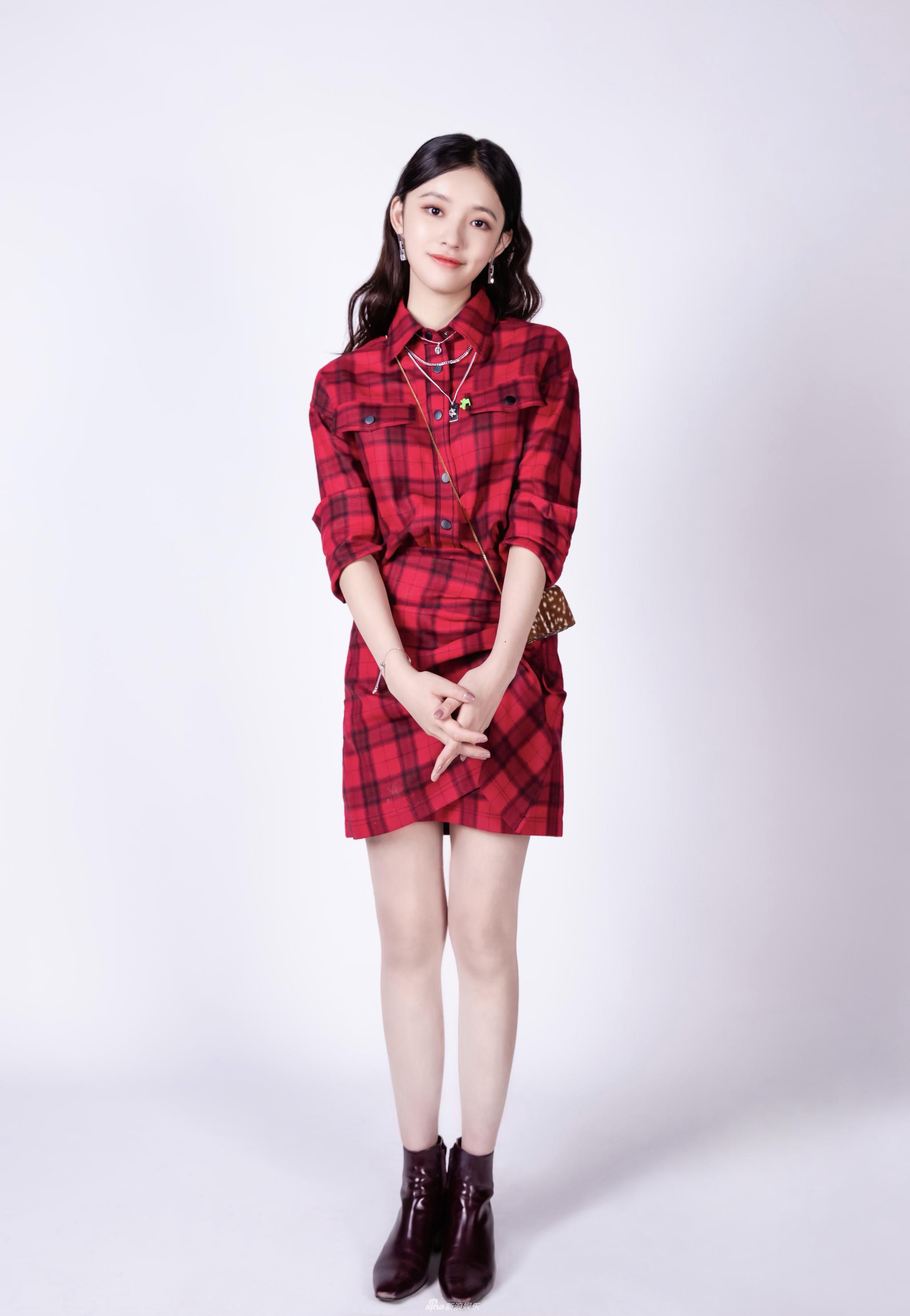 组图:林允红色格纹衬衣裙显好身材 金属拉链耳环演绎冬日酷girl