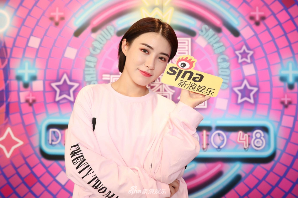 组图:戴萌短发搭粉色卫衣清爽帅气 或甜笑或嘟嘴卖萌鬼马可爱