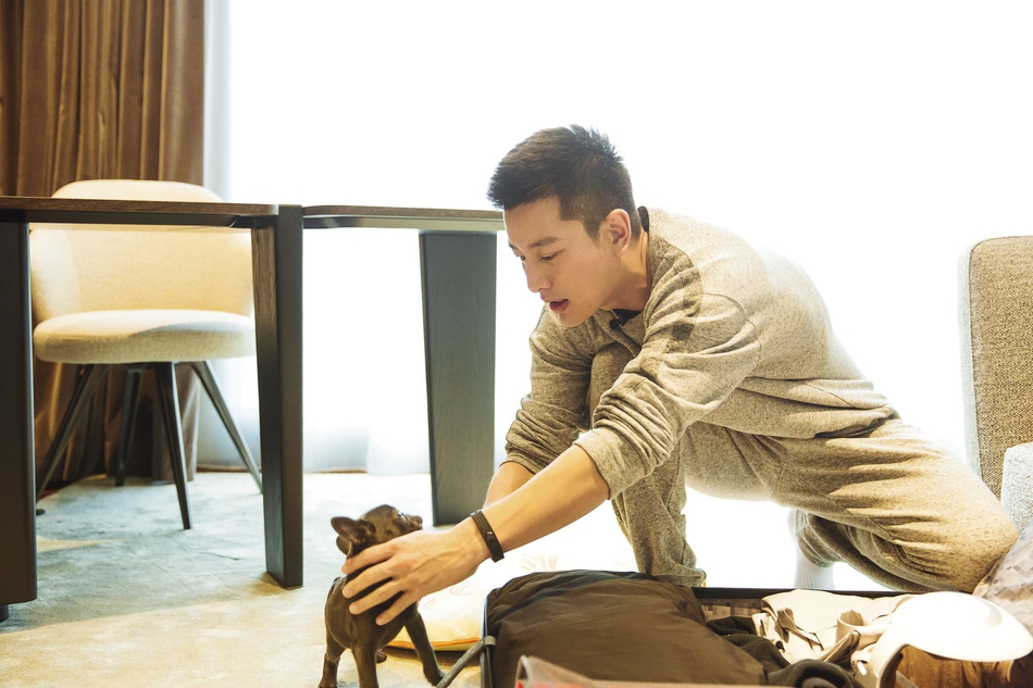 组图:贾乃亮曝日常家居生活照 养宠物养花种草健身舒适惬意