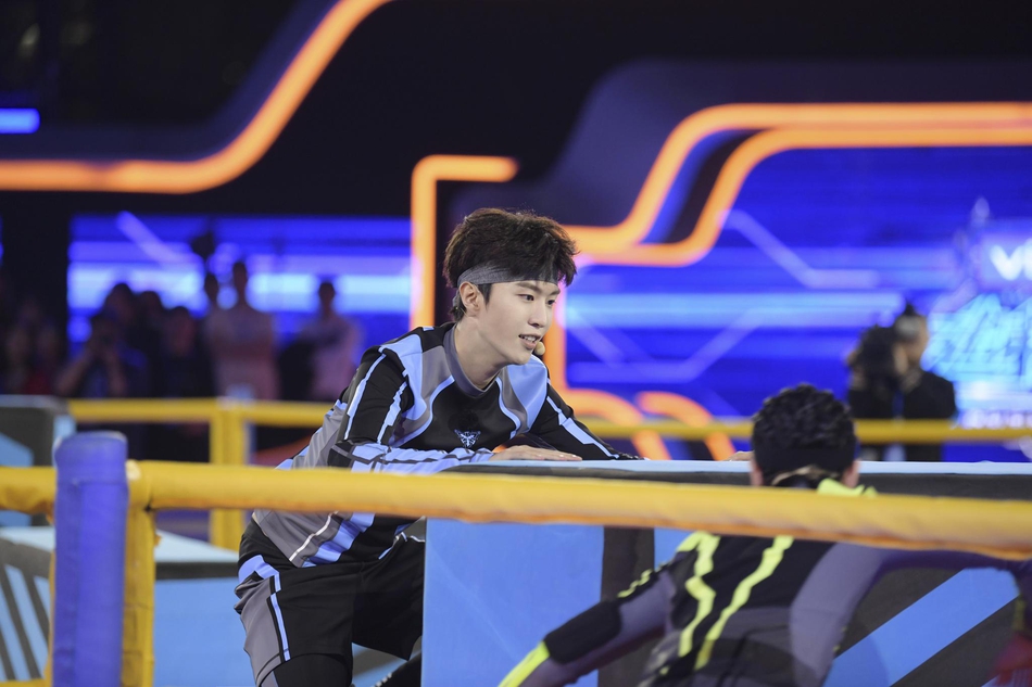 组图:大力pk!《追我吧》范丞丞与黄景瑜上演花式摔跤