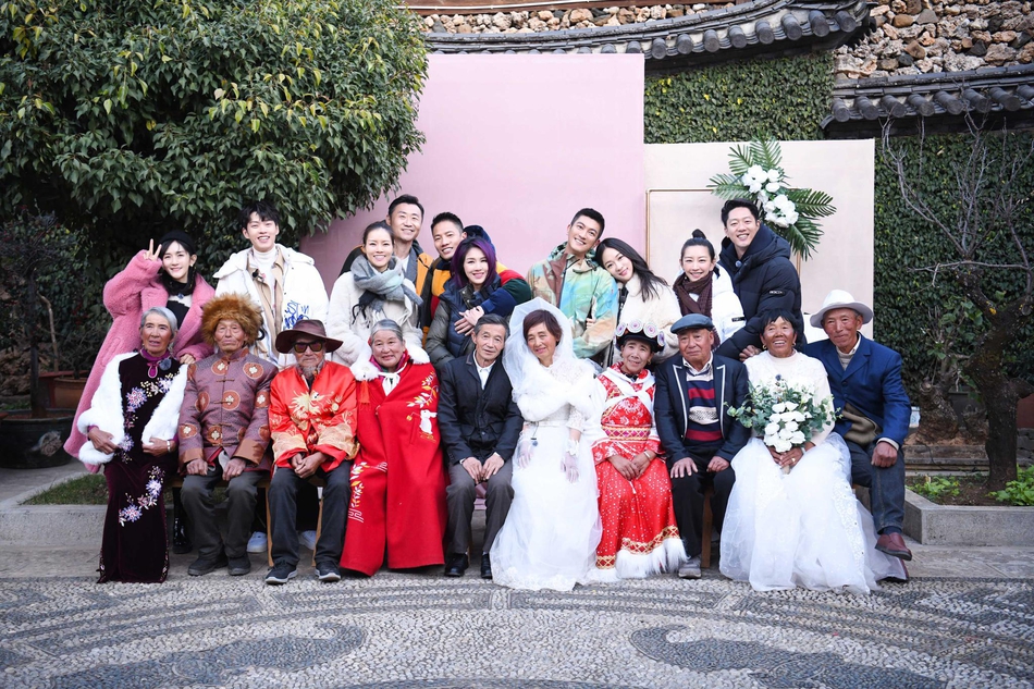 组图:杜江霍思燕为老夫妇补办婚礼 谢娜李娜姜山笑容灿烂