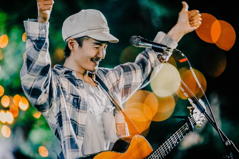组图:还是从前那个少年!朴树吉他弹唱《生如夏花》眼神清澈动人