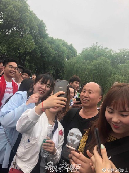 组图:网友蹲点看跑男偶遇网红高飞 争相合影似粉丝见面会