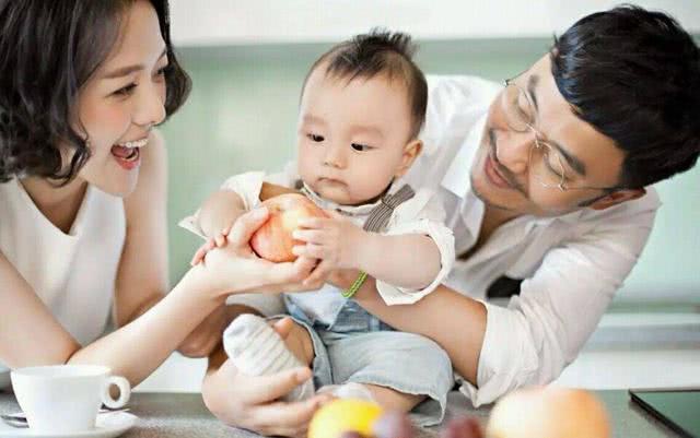 组图：汪涵儿子小沐沐近照曝光 对镜头摆pose看科技展hin认真