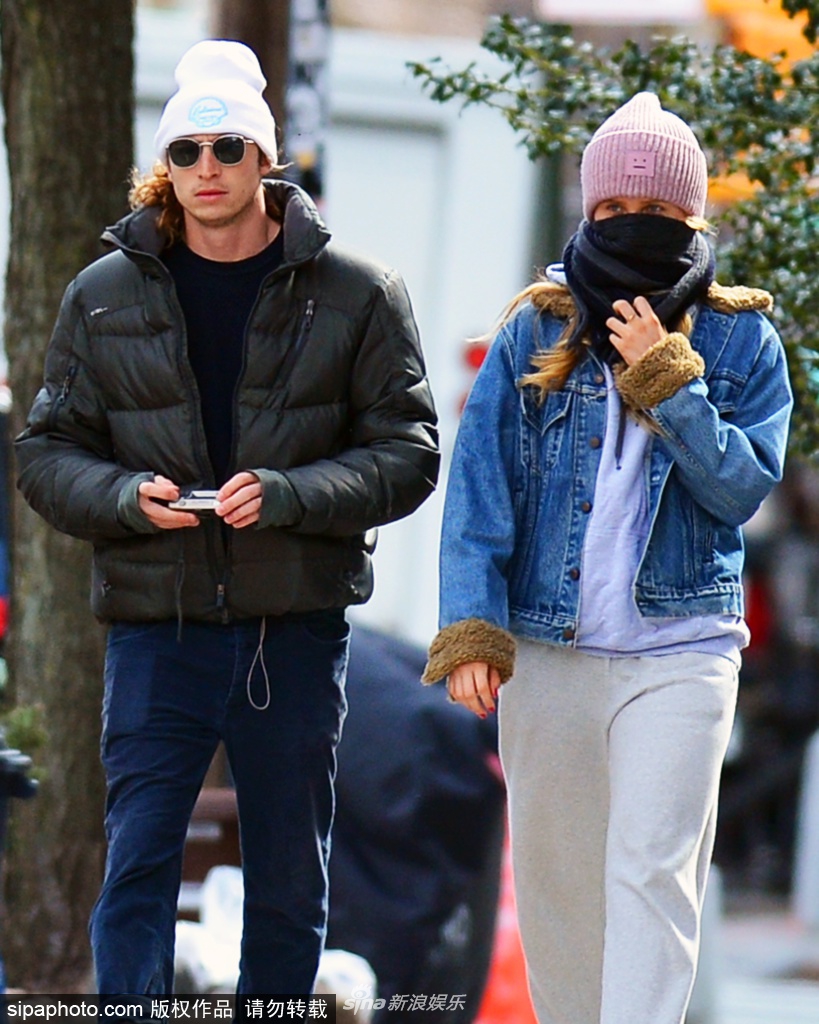 组图:赛勒·布林克利-库克与男友公园散步 两人牵手挽胳膊超甜