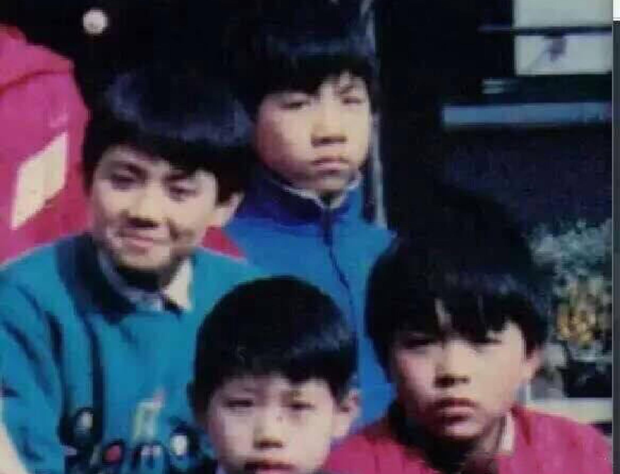 组图:王凯跨界唱歌童年照遭曝光 留娃娃头五官清秀露酒窝_高清图集