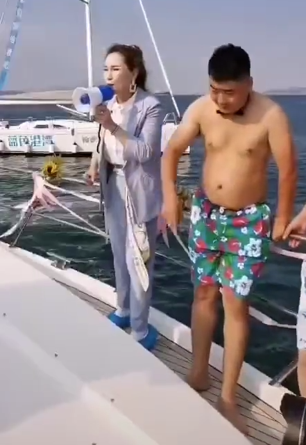 组图:赵本山爱徒小鹏飞向丫蛋求婚 二人身穿泳装举行游艇派对