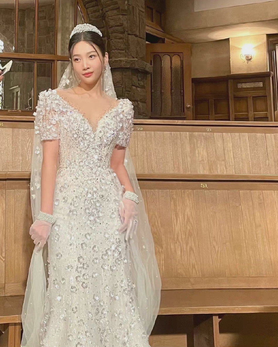 組圖：樸秀榮亮片魚尾婚紗造型好美 鎖骨小蠻腰大秀婀娜身材