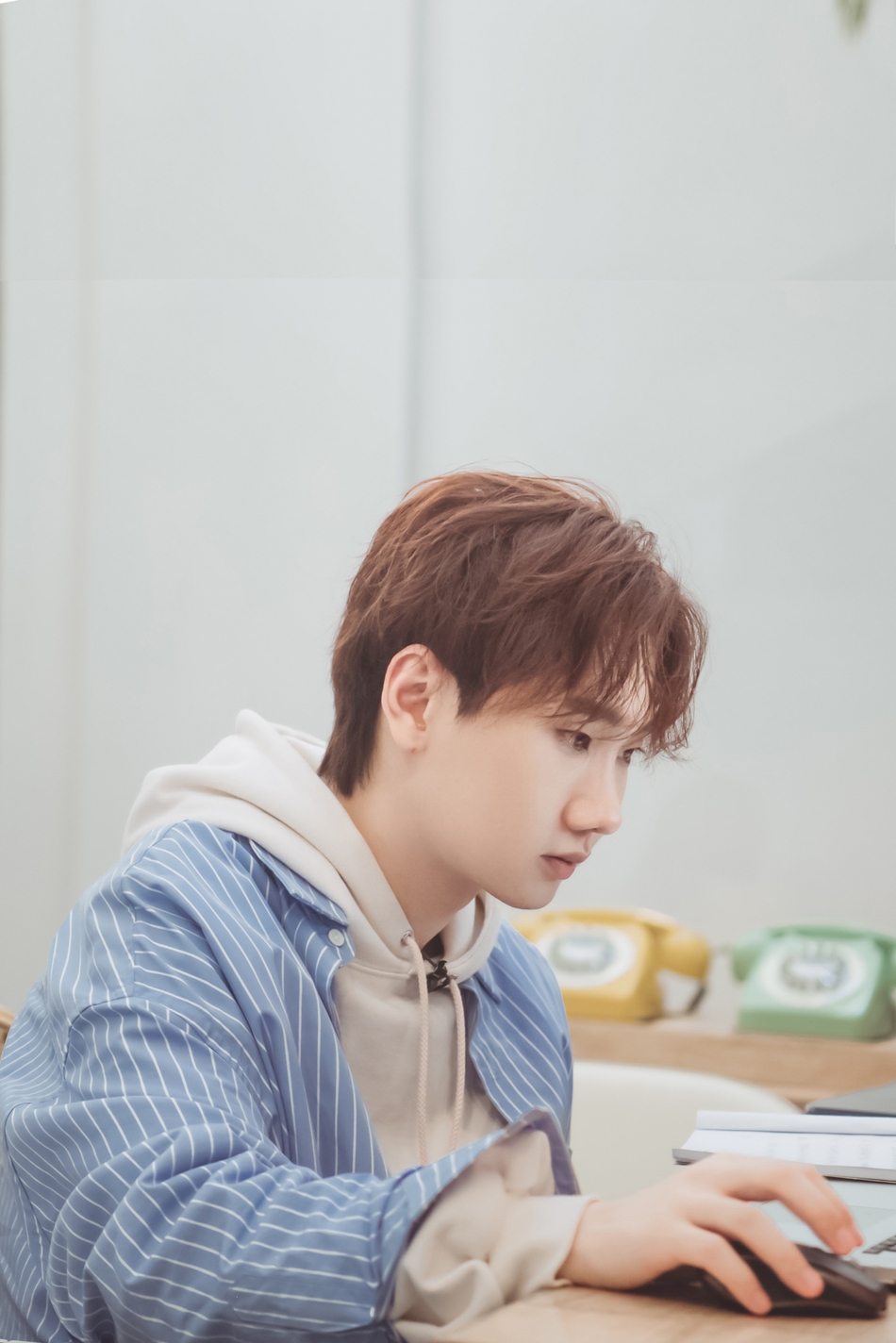 组图:汪苏泷卫衣搭条纹衬衫干净清爽 弹琴展现音乐人本色