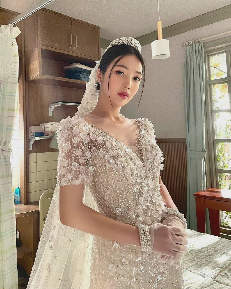 組圖：樸秀榮亮片魚尾婚紗造型好美 鎖骨小蠻腰大秀婀娜身材