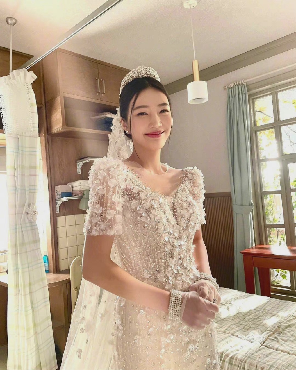 組圖：樸秀榮亮片魚尾婚紗造型好美 鎖骨小蠻腰大秀婀娜身材