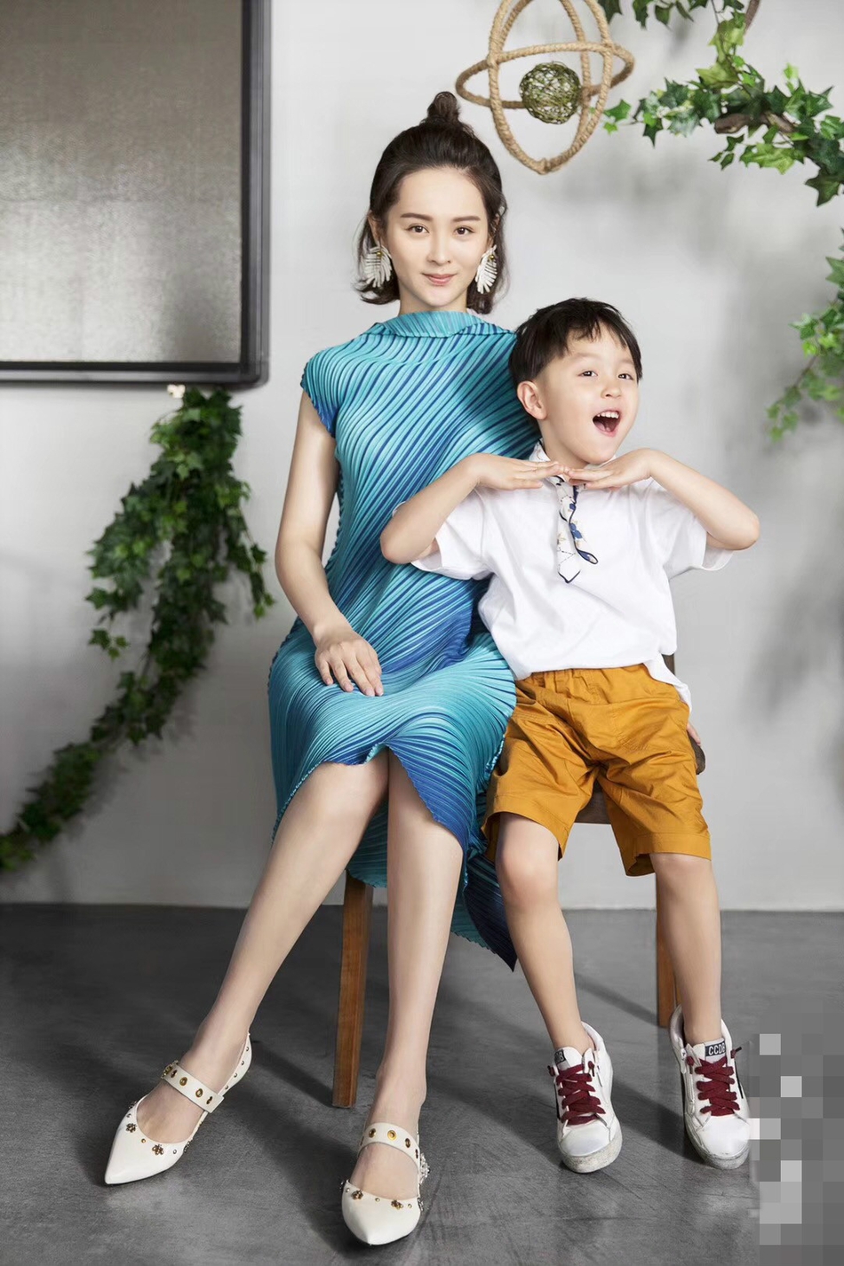 组图邓莎带儿子拍照温柔动人大麟子趴窗超萌叼玫瑰扮小绅士