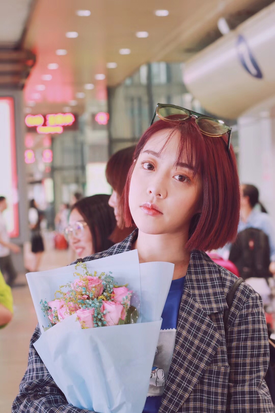 组图:朱天天手拿小猪佩奇街拍 红发配绿墨镜露长腿拍照显霸气_高清