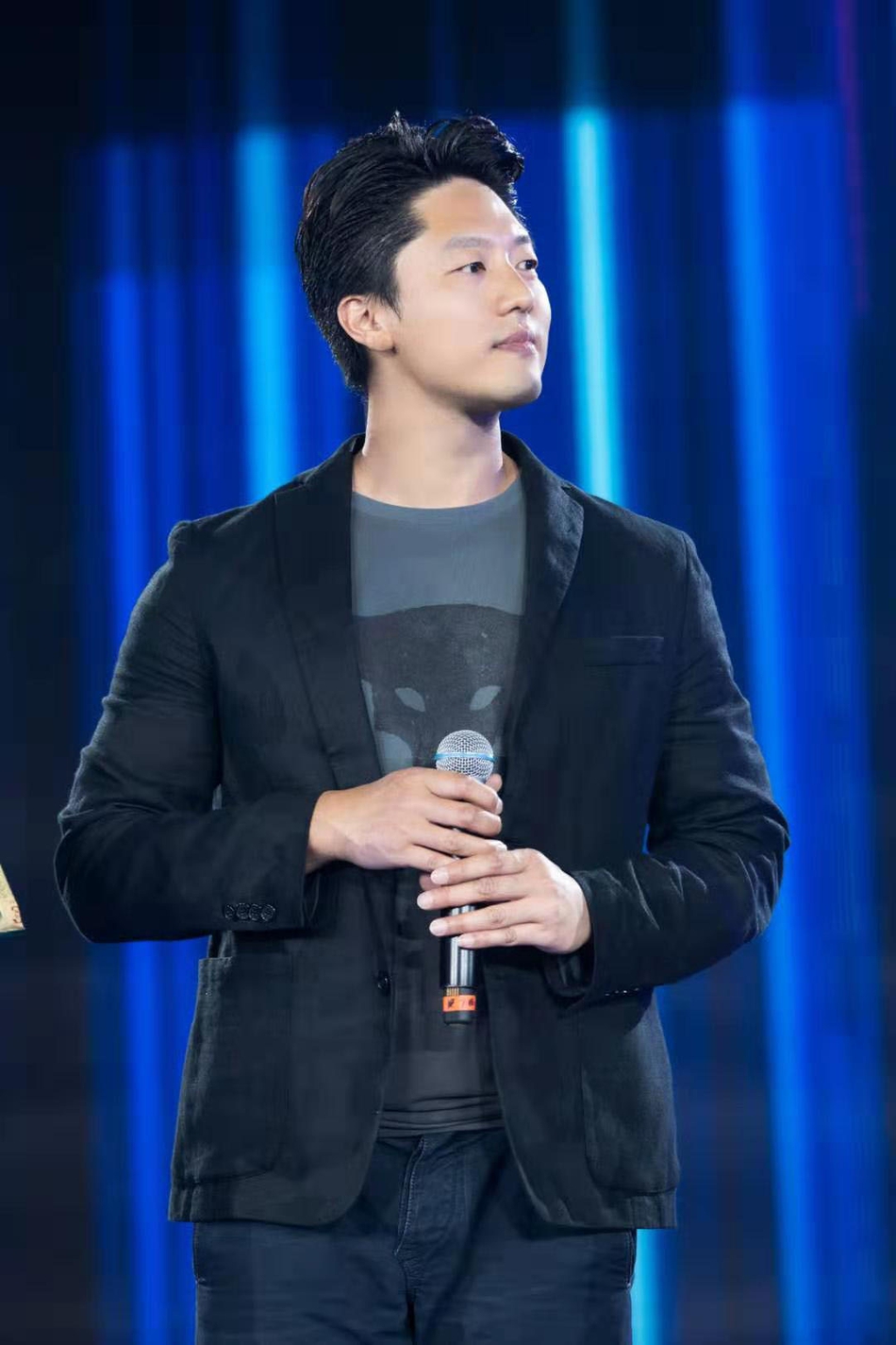 组图:凌潇肃着休闲西装尽显熟男魅力 唐一菲黑白露肩裙青春甜美