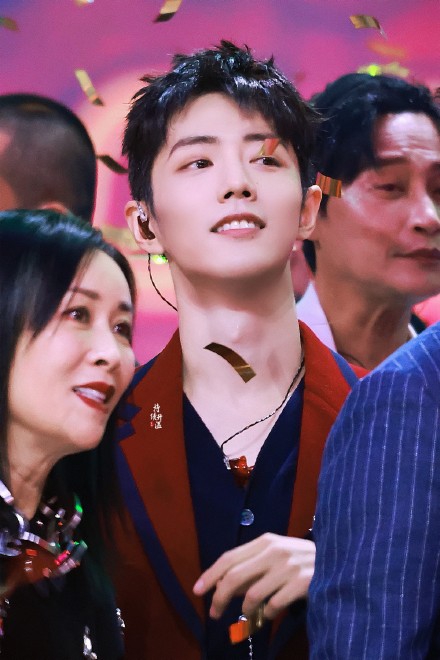 组图肖战晚会三首连唱全开麦超稳望2021年每人健康顺利