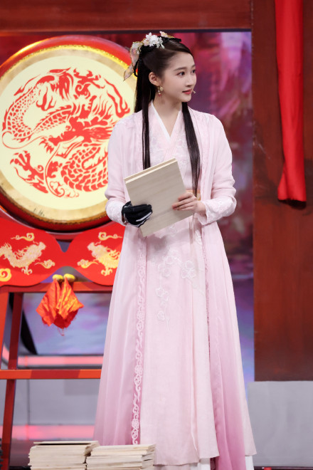 组图：关晓彤《王牌对王牌》武侠造型释出渐变粉色古装温柔甜美第3张图片