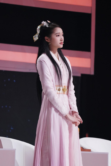 组图：关晓彤《王牌对王牌》武侠造型释出渐变粉色古装温柔甜美第2张图片