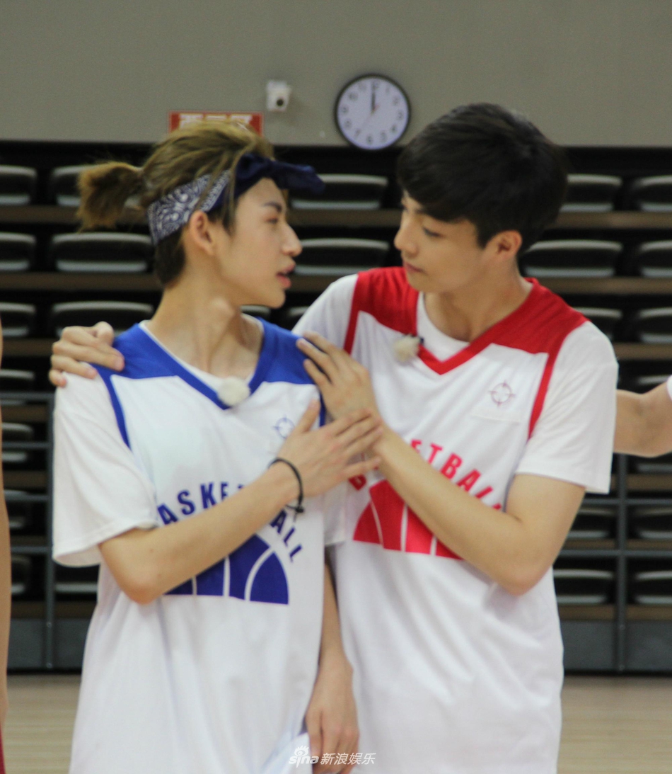 组图:陈立农小鬼合体录节目穿篮球服青春活力 勾肩对视感情超好