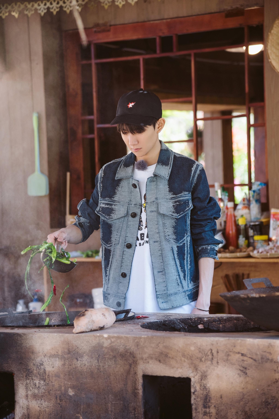 组图:王源《哈哈农夫》归队 展示生火做饭满分生存技能