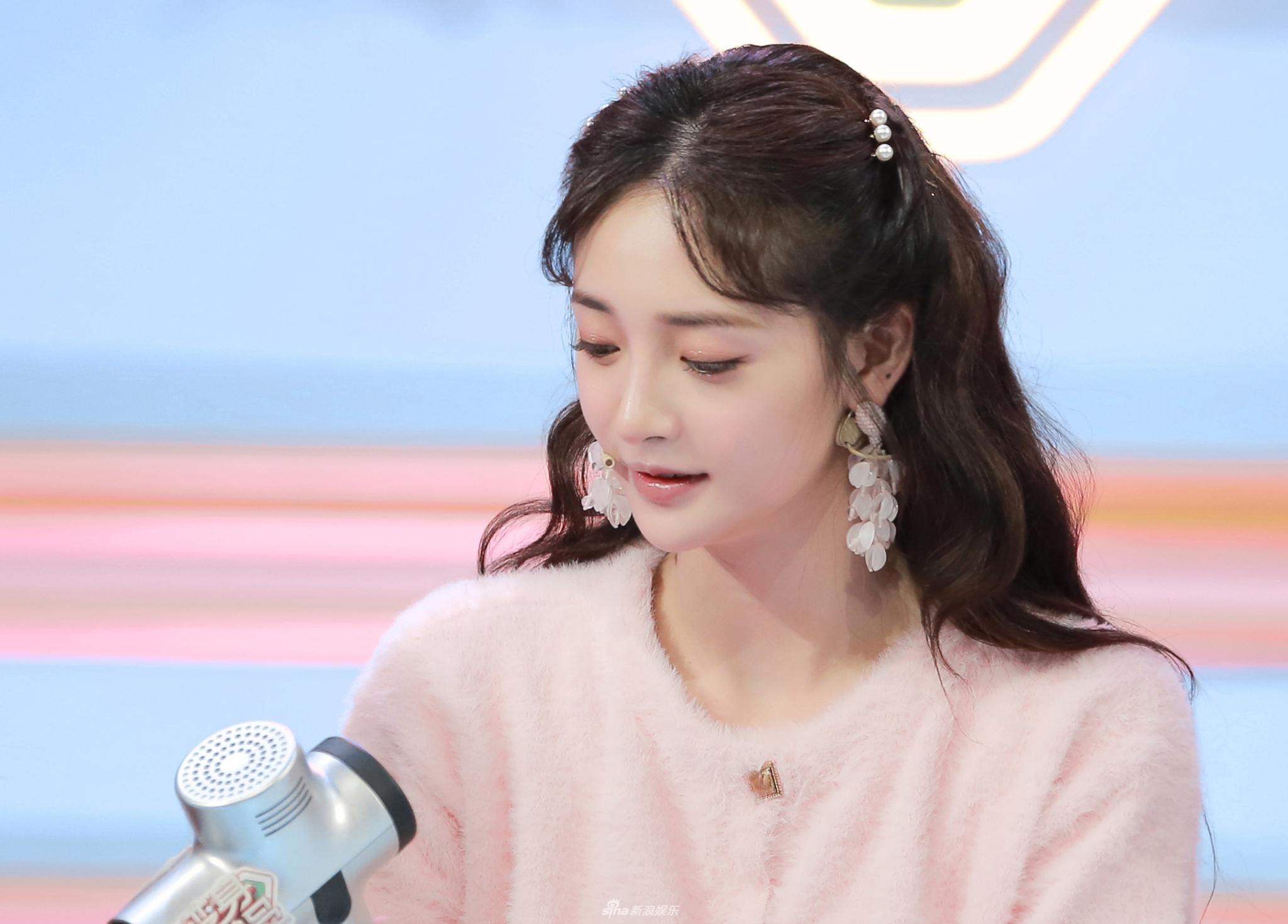 组图:周洁琼波浪长发搭粉外套甜美可爱 白色琼花耳坠更添少女感