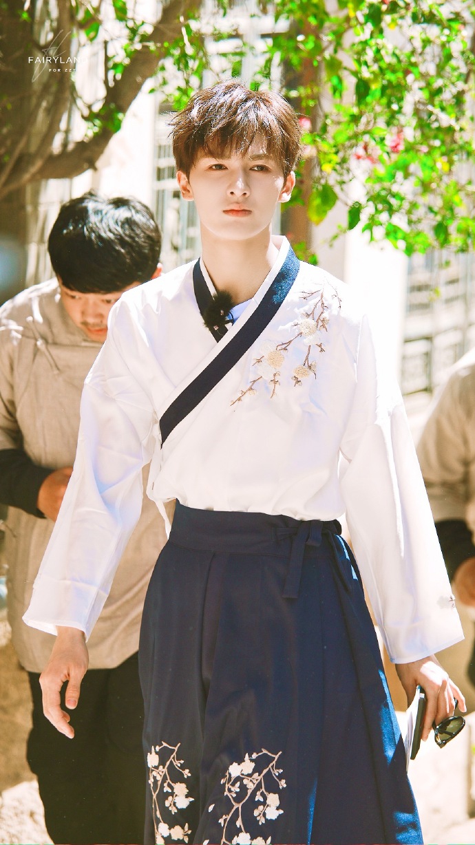 组图:乐华七子身穿汉服气质出众 温润如玉化身翩翩公子