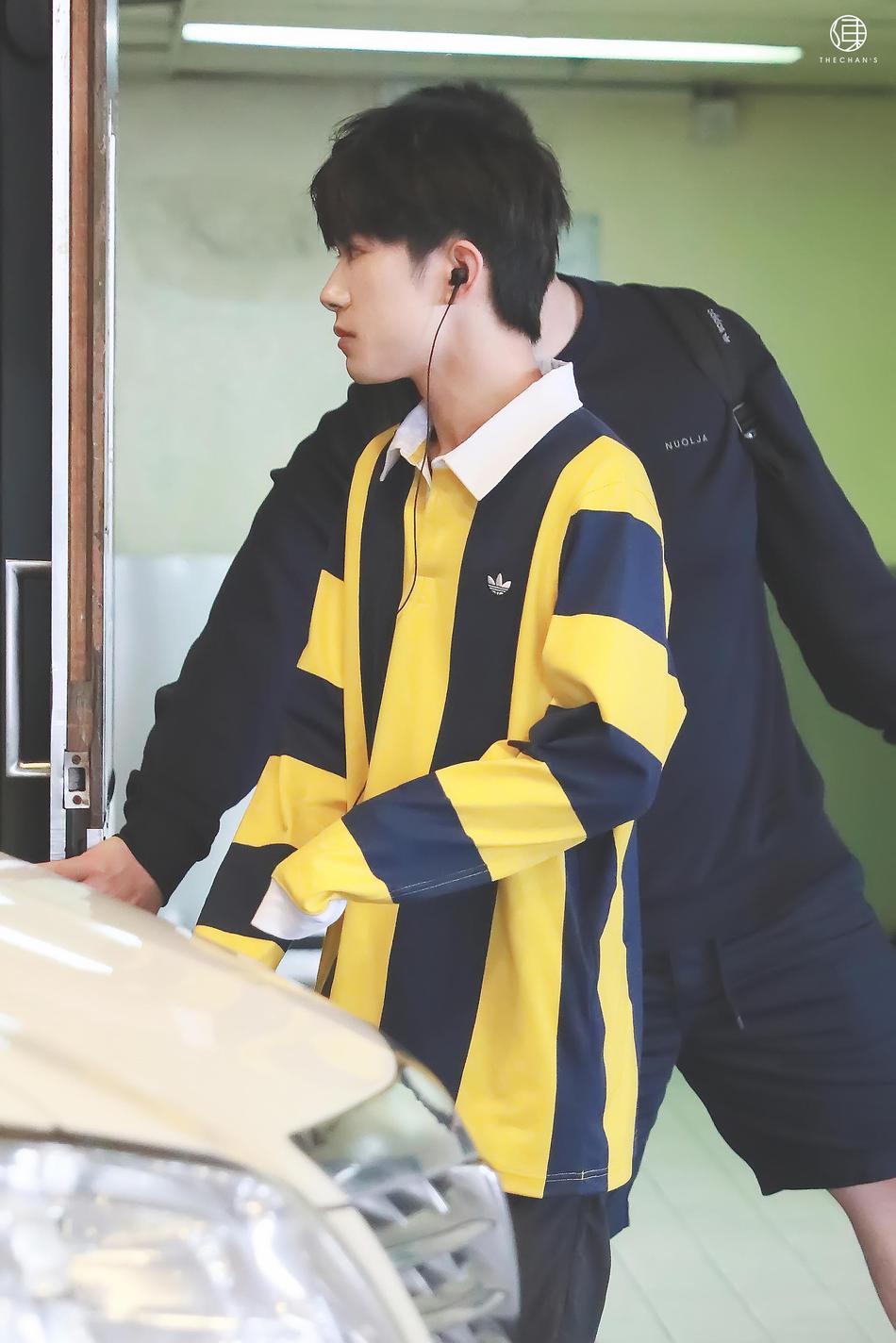 组图:易烊千玺曝大冰小将上班路透图 条纹运动衫搭黑裤元气满满_高清