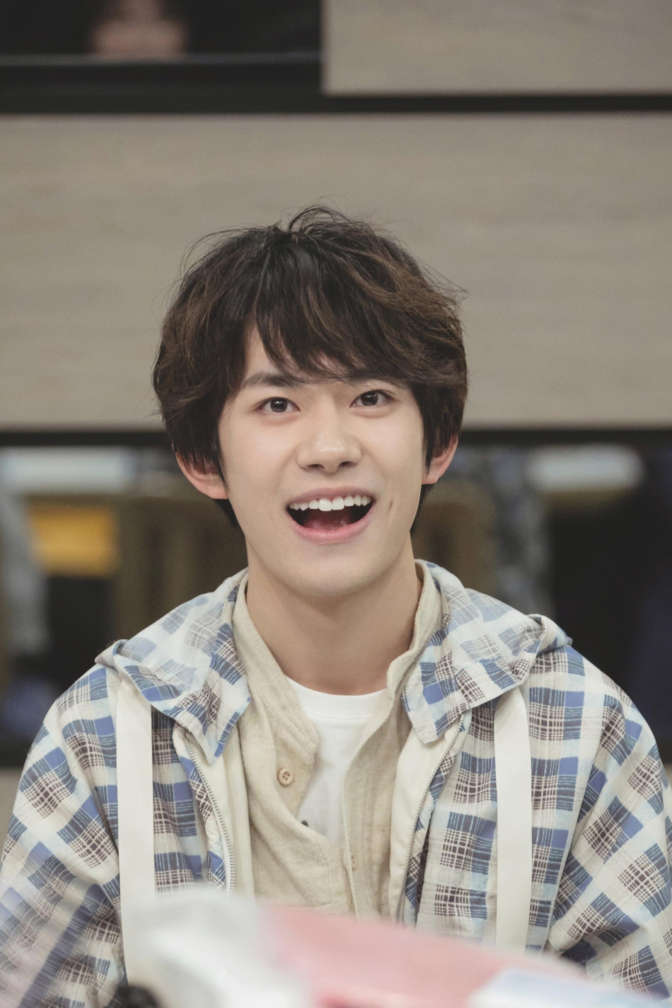 组图:易烊千玺卷发造型帅气不失可爱 格子外套干净清爽少年感足