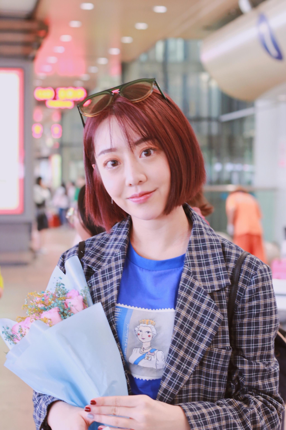 组图:朱天天手拿小猪佩奇街拍 红发配绿墨镜露长腿拍照显霸气