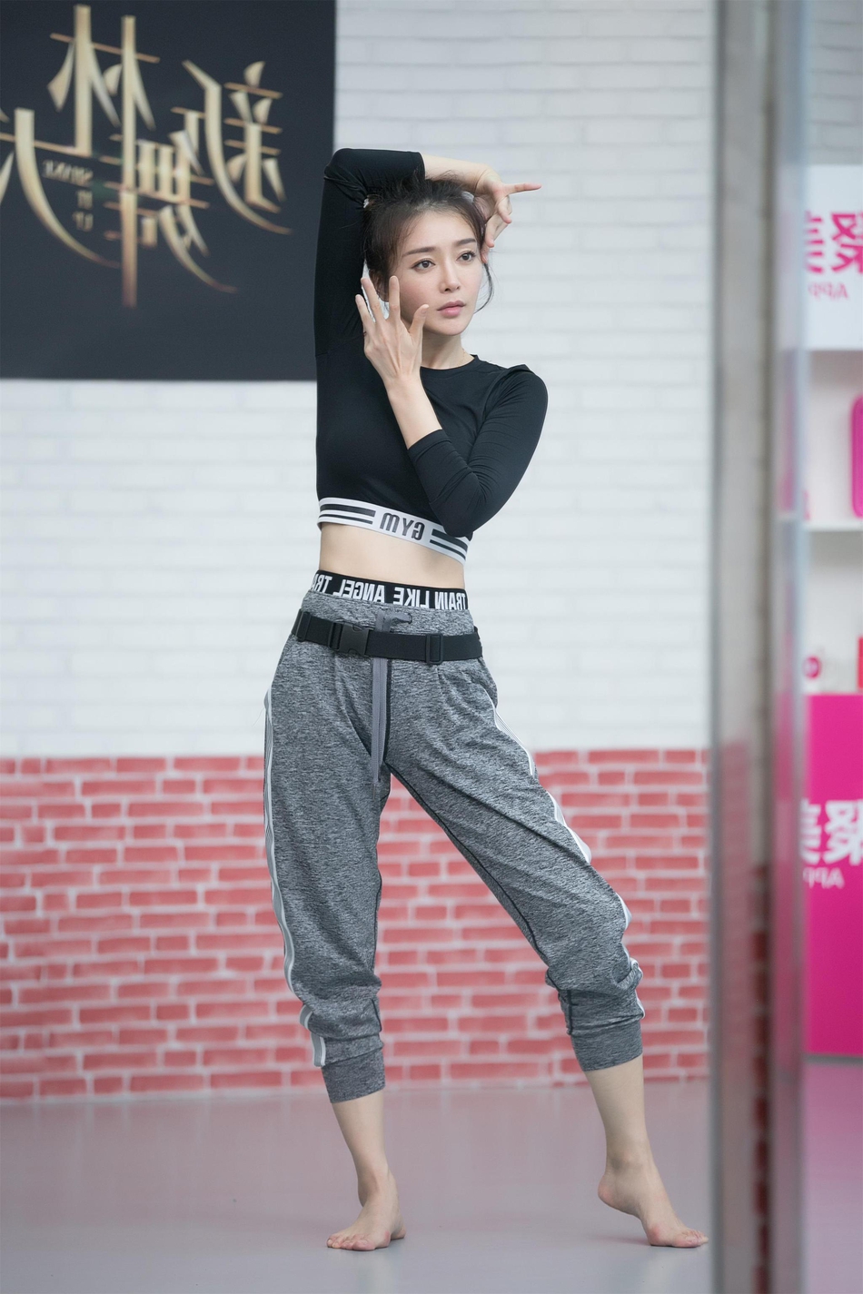 组图:秦岚湿发专注练舞侧颜清秀 露脐运动装显蛮腰身材超纤细_高清